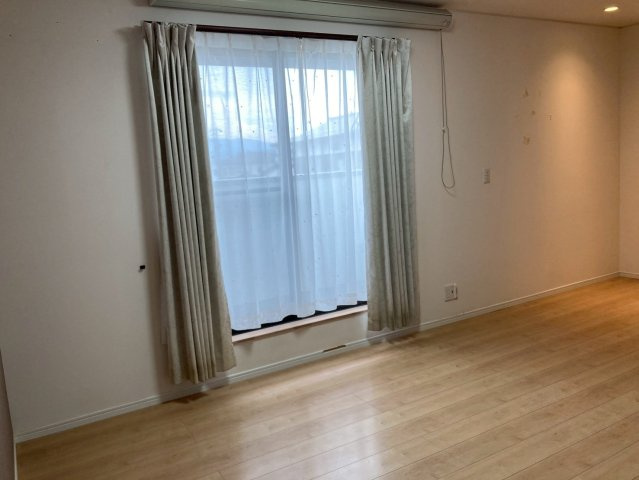 松山市来住町　中古戸建の洋室