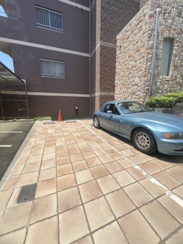 シャンブル仁左衛門の駐車場
