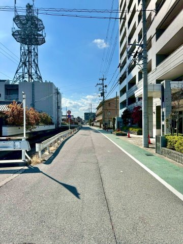 【リフォーム後引渡し】エスリード野洲第2 4Fの外観|スーパーやコンビニなど、お買い物施設が徒歩圏内に揃っています。