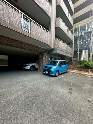 ハイネスエミュ21の駐車場