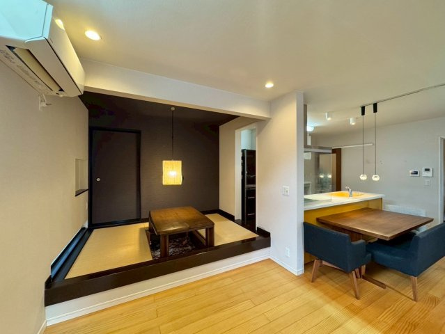 草津市追分南9丁目　中古戸建ての居間・リビング|ご家族が自然と集まるLDKは、ゆったりと落ち着いて過ごせる心地よい空間に仕上がっています。