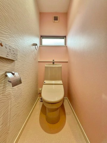 草津市追分南9丁目　中古戸建てのトイレ|2F トイレ。ピンクのクロスがやわらかい印象を与え、素敵な空間です。