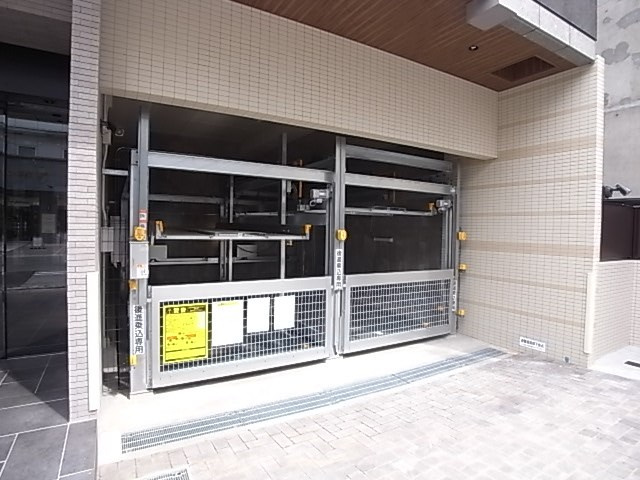 ファーストフィオーレ神戸駅前の駐車場