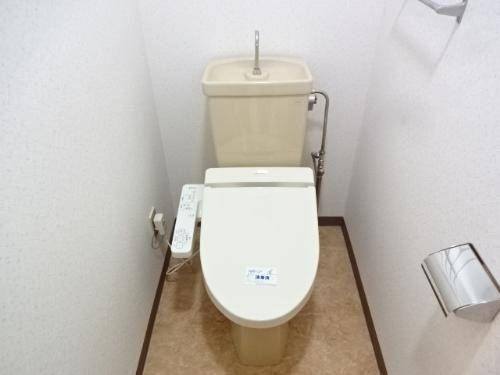 山口ビルのトイレ|落ち着いた色調のトイレです