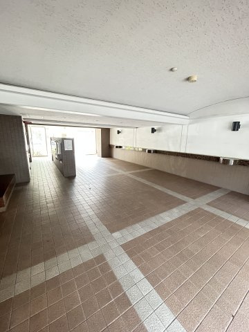 ルネシティ新在家南町２号棟のロビー