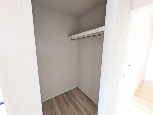 ひたちなか市稲田　5期　新築戸建ての収納|大容量のウォークインクローゼット。衣類はもちろん、スーツケースや季節の家電もまとめて収納でき、居室空間をすっきりと保ちます。
