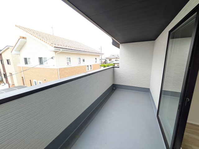 ひたちなか市稲田　5期　新築戸建てのバルコニー|洗濯物も布団もまとめて干せるワイド設計。
広々としたワイドバルコニーで、家事の効率が上がり、日々の暮らしが快適になります。