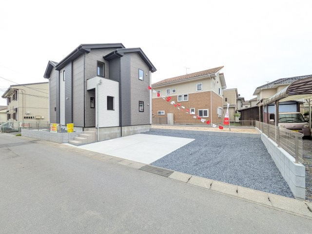 ひたちなか市稲田　5期　新築戸建ての前面道路含む現地写真|現地完成済で建物や駐車場、お庭も全てご覧いただけます。
陽当たりや敷地の広さをご確認できます！
本日のご見学も可能です♪
お気軽にお電話またはお問い合わせください。