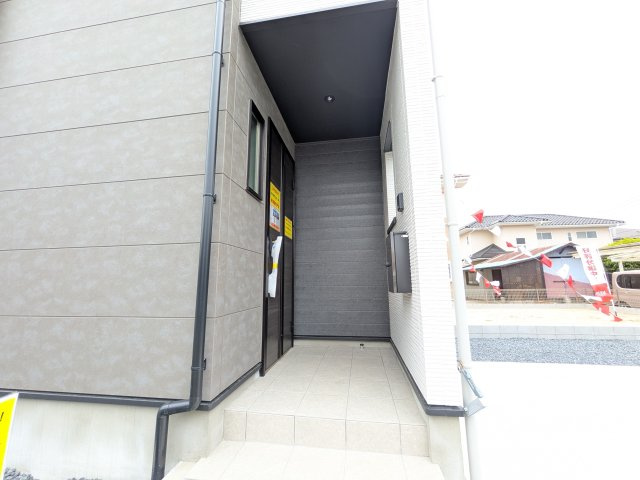 ひたちなか市稲田　5期　新築戸建ての玄関|お洒落な玄関ドアと洗練された外壁デザイン。家の顔にふさわしい上質な佇まいで、ご家族やお客様を迎えます。