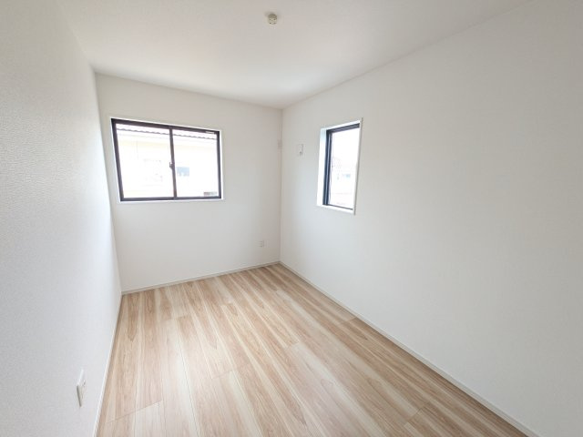 ひたちなか市稲田　5期　新築戸建ての洋室|たっぷり収納と明るい窓で、片付けも気持ち良くできる洋室。
お子様の「自分の部屋が欲しい」という夢を叶えます。