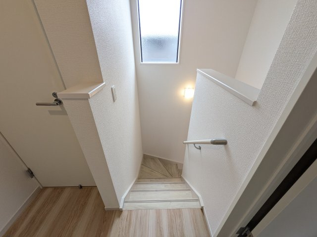ひたちなか市稲田　5期　新築戸建ての内装|窓付きで明るい階段は、手すり付きでお子様からご年配の方まで安心して上り下りができます♪