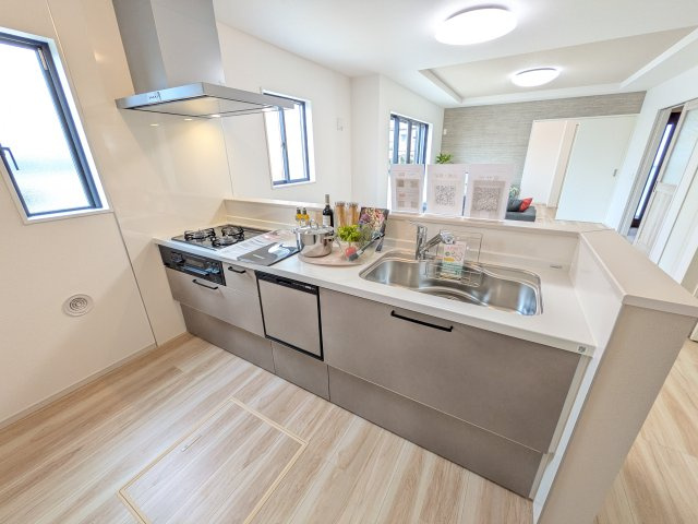 ひたちなか市稲田　5期　新築戸建てのキッチン|料理がもっと楽しくなる広々としたワークトップ。お手入れしやすい素材を採用し、日々の掃除もラクラクこなせます。