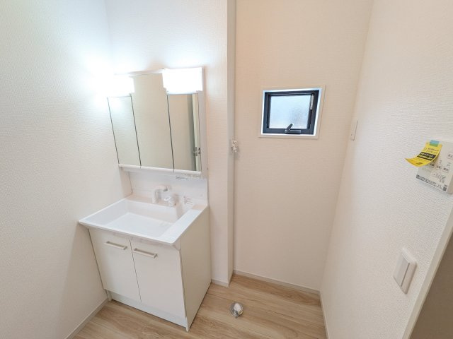 ひたちなか市稲田　5期　新築戸建ての独立洗面台|三面鏡の洗面化粧台はミラー扉の内側がすべて収納スペースになっており、収納力も魅力的です♪
ボックスティッシュも収納可能で、可変トレイは収納物に応じて高さ調整ができます！
取り外して洗えるので清潔です♪