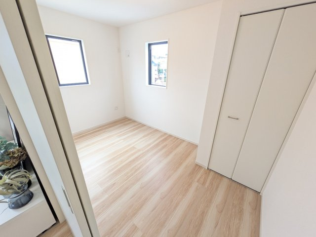 ひたちなか市稲田　5期　新築戸建ての洋室|リビングと繋がる多目的スペース。引き戸を開ければ広々LDK、閉じれば客間や書斎、お子様の遊び場に早変わりします。日当たりも良好です♪