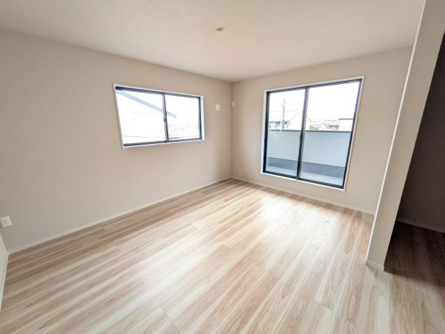 ひたちなか市稲田　5期　新築戸建ての洋室|バルコニーに面した２面採光で明るく開放的な洋室です。
デザイン性の高いアクセントクロスで、落ち着いた雰囲気を演出。収納力たっぷりのWIC完備で、室内をすっきりと保てます♪