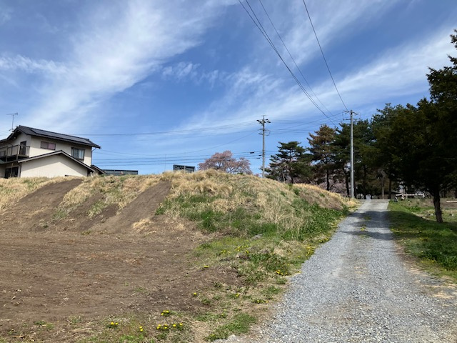 御代田 雪窓公園南 売土地の前面道路含む現地写真