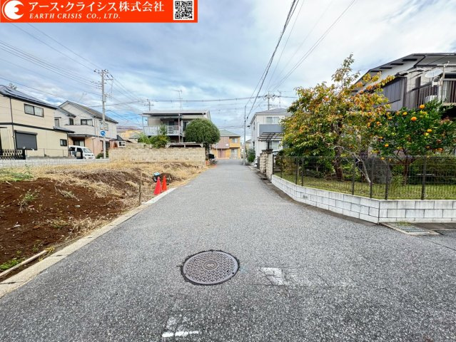 【前面道路含む現地写真】 | 柏市あかね町3期 | 新しい家が増えても、空の広さはそのまま。春には桜、夏には青空、秋にはやわらかな光。季節ごとに表情を変える街で、長く暮らせる安心を。