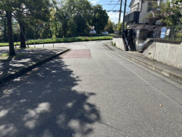 厚木市恩名5丁目戸建の前面道路含む現地写真