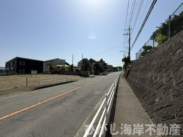 大磯町国府本郷　売地　　全２区画の前面道路含む現地写真|現地外観