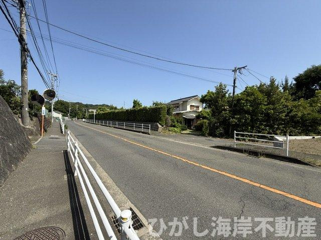 大磯町国府本郷　売地　　全２区画の前面道路含む現地写真|現地外観
