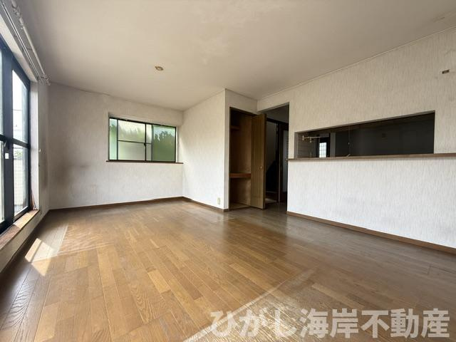 平塚市四之宮2丁目　 中古戸建の居間・リビング|5月9日撮影　リフォーム工事中　17帖　LDK