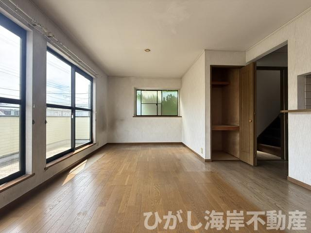 平塚市四之宮2丁目　 中古戸建の居間・リビング|5月9日撮影　リフォーム工事中　17帖　LDK