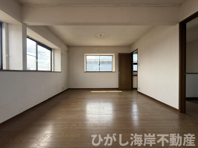 平塚市四之宮2丁目　 中古戸建の洋室|5月9日撮影　リフォーム工事中　12帖　洋室