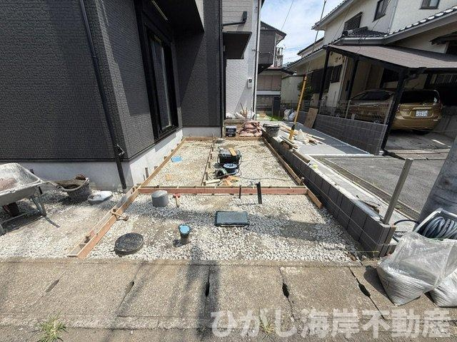 茅ヶ崎市室田３丁目　新築戸建　全２棟の駐車場|8月22日撮影　外構工事中　駐車スペース