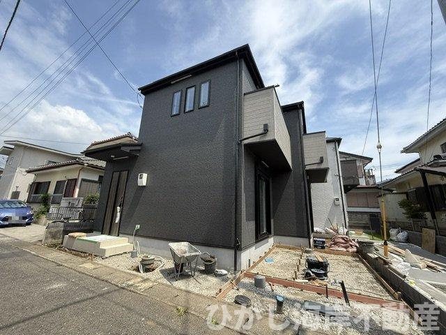 茅ヶ崎市室田３丁目　新築戸建　全２棟の前面道路含む現地写真|8月22日撮影　外構工事中　現地外観