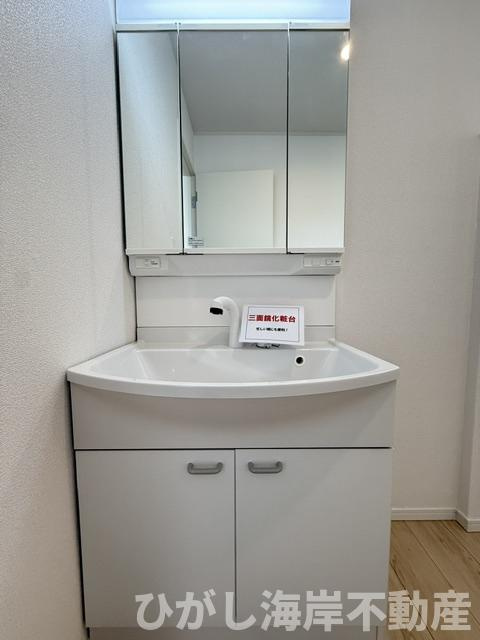 茅ヶ崎市中島　新築戸建　全２棟の独立洗面台|三面鏡化粧台