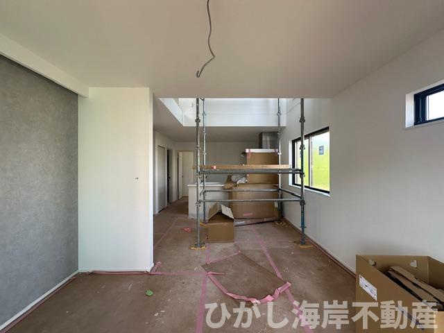 茅ヶ崎市中島　新築戸建　全４棟の居間・リビング|4月26日撮影　建築中　17.7帖 LDK