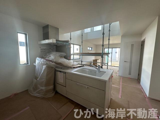 茅ヶ崎市中島　新築戸建　全４棟のキッチン|4月26日撮影　建築中　食洗機付きシステムキッチン
