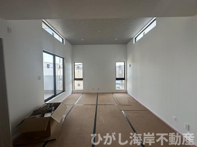 茅ヶ崎市中島　新築戸建　全４棟の居間・リビング|4月26日撮影　建築中　18帖　LDK