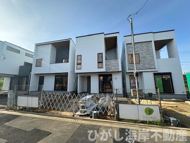 茅ヶ崎市中島　新築戸建　全４棟の前面道路含む現地写真|4月26日撮影　建築中　現地外観