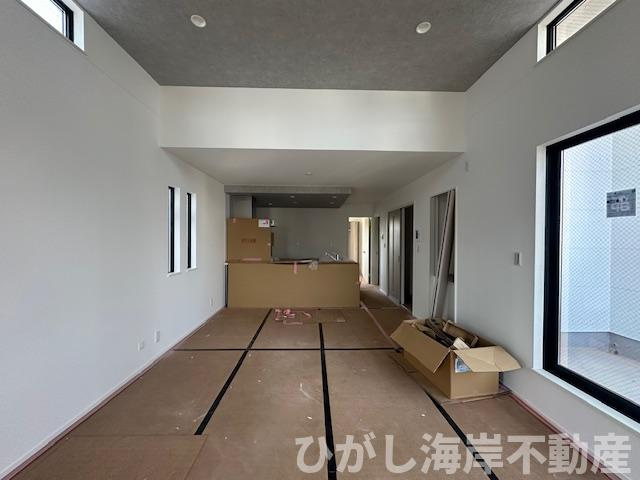 茅ヶ崎市中島　新築戸建　全４棟の居間・リビング|4月26日撮影　建築中　18帖　LDK