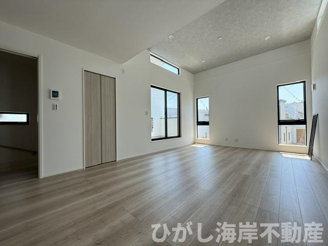 茅ヶ崎市中島　新築戸建　全４棟の居間・リビング|4月26日撮影　建築中　18帖　LDK