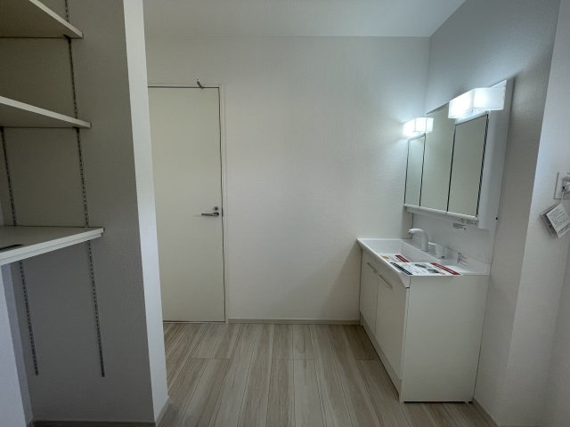 【独立洗面台】 | 【新築分譲住宅　～ LIGARE　リガーレ～　】 山形市大野目1丁目1期　全2棟 | ミラーを手前に引けば、楽な姿勢で髭剃りやメイクができます。合わせ鏡にすればヘアスタイルのチェックもラクラク。洗面化粧台のミラー裏にはたっぷり入る収納スペースを設けています(*´▽｀*)