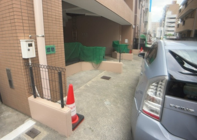 【中庭】 | ライオンズマンション八王子第７ | 中庭（パティオ）とは、一つの建築物の内部に設けられた、壁などで囲われている庭のことを指します。コの字型、ロの字型が主流ですが、L字型の中庭もあります。最近では、インテリア性の高さからも人気があります。