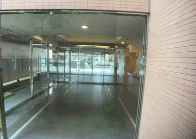 【設備】 | ライオンズマンション八王子第７ | エントランス付近に設置されている集合ポストは、住んでいる部屋と離れているため、ポストをあさるなど誰かに何かされていても被害に気づきにくいです。入居する時には他人に特定されにくい番号で鍵をかけましょう！