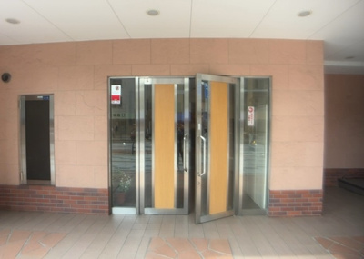 【玄関】 | ライオンズマンション八王子第７ | 玄関は家の顔でもあり、家族以外の目にも止まる場所です。玄関は外との間を仕切る扉、靴などをしまっておく収納スペース、靴脱ぎのたたきスペース、来客とのやり取りをするドアホンなど複数のアイテムからなります。