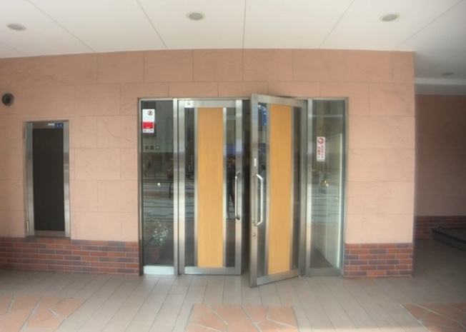【玄関】 | ライオンズマンション八王子第７ | 玄関は家の顔でもあり、家族以外の目にも止まる場所です。玄関は外との間を仕切る扉、靴などをしまっておく収納スペース、靴脱ぎのたたきスペース、来客とのやり取りをするドアホンなど複数のアイテムからなります。