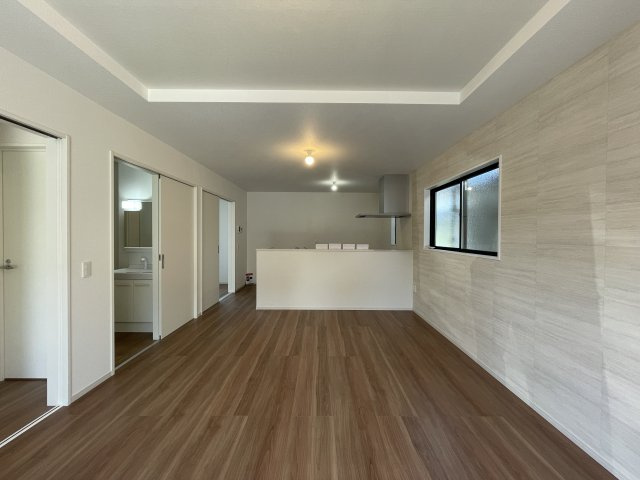 【居間・リビング】 | 【新築分譲住宅　～ LIGARE　リガーレ～　】 山形市大野目1丁目1期　全2棟 | （施工例）光が溢れ、風も溢れ、居心地のよい住空間、自然体で過ごせる住空間にリビングを。それは住むというシンプルなカタチをどこまでも追求してきた結果です。新築の厳かな居住性を身体全体で感じられます。