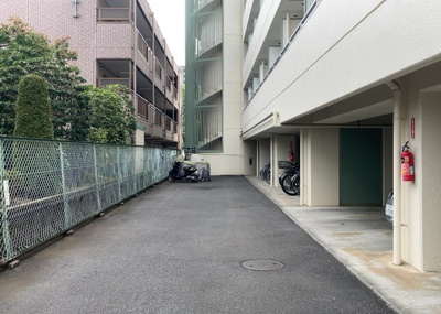 【庭】 | メゾン・ド・ノア狭間 | 物件によっては、入居者が個人的に使用できる専用庭がついているものもあります。また、住宅の中にある土間の部分を庭と呼ぶこともあります。庭の用途は住む人によって変わり、それによってデザインもさまざまです。