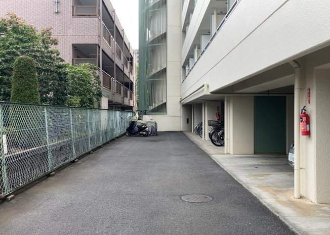 【庭】 | メゾン・ド・ノア狭間 | 物件によっては、入居者が個人的に使用できる専用庭がついているものもあります。また、住宅の中にある土間の部分を庭と呼ぶこともあります。庭の用途は住む人によって変わり、それによってデザインもさまざまです。