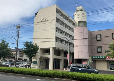 【外観】 | メゾン・ド・ノア狭間 | 外観はマンション管理がされているかの目安になります。築年数が古いと、壁面は劣化してひび割れが生じることも！建物が古びていても細かいところが修繕されていると、きちんと管理されているなぁと感じるでしょう。