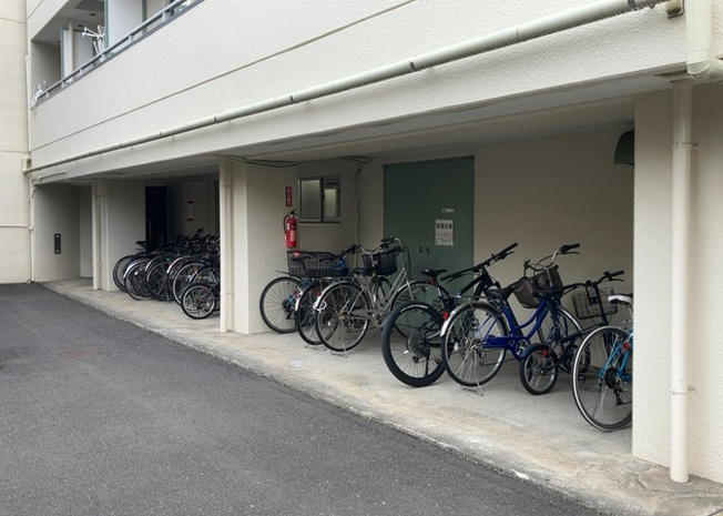 【駐車場】 | メゾン・ド・ノア狭間 | 車一台あたりに必要なスペースは、標準サイズの普通自動車で横幅2m50cm、長さ5mは必要になります。ただし、乗降のことも考慮して横幅3m30cm、長さ5m50cmほどは確保できるところを選びましょう。