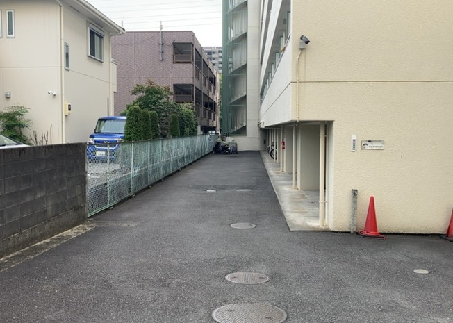 【駐車場】 | メゾン・ド・ノア狭間 | 駐車場と明記されていても、最小スペースでつくられた駐車場だと大型車は駐車できなかったり、出入りしにくくなったりする可能性があります。お車のサイズと購入したい物件の駐車場のサイズを現地で確認しましょう。