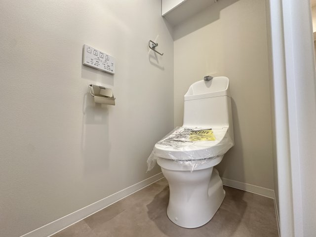 サンクレイン本牧のトイレ|人気の節水トイレを採用しています。吊戸棚付きなのも助かりますね。