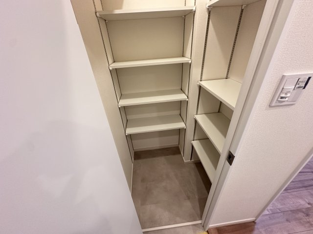 サンクレイン本牧の収納|シューズクロークがあります。ブーツなどの背丈のあるものも収納できるので便利です。