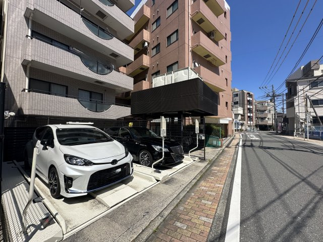 サンクレイン本牧の駐車場|本牧の街並みに調和した角地の開放感と落ち着きある外観デザイン、管理体制も良好！